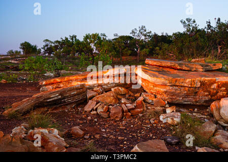 Felsigen Landspitze von roten Felsen bei Sonnenaufgang auf der Dampier Halbinsel, Western Australia Stockfoto