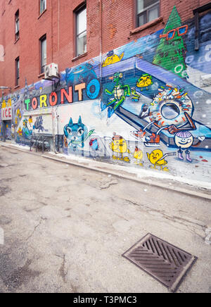 Brillante Urban Art und Wandmalereien auf Graffiti Alley (Rush Lane), in der Queen Street West Toronto, Ontario, Kanada. Stockfoto