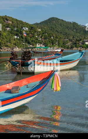Traditionelle Longtail Boote in einer Bucht auf Ko phangang in Thailand Stockfoto