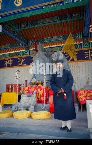 XIAN, CHINA - 06 Sep, 2013: im mittleren Alter taoistischer Priester trägt ein silken, schwarz Mandschurischen Hut und eine traditionelle Taoistische Priester tief-blauen Anzug auf der Xian Te Stockfoto