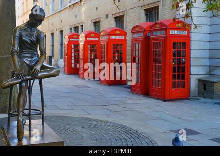 Rote Telefonzellen und die Statue von Dame Ninette de Valois von Enzo Plazzotta außerhalb des Royal Opera House, Covent Garden, London, England. Stockfoto