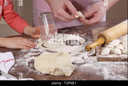 Baby und männlichen Händen die Knödel Stockfoto