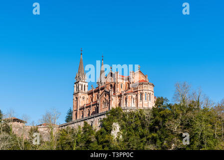 Covadonga, Spanien - 31. März 2019: Basilika von Covadonga. Das Heiligtum von Covandonga ist ein Monument zum Gedenken an die Schlacht von Covadonga, die Beg Stockfoto