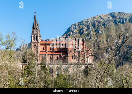 Covadonga, Spanien - 31. März 2019: Basilika von Covadonga. Das Heiligtum von Covandonga ist ein Monument zum Gedenken an die Schlacht von Covadonga, die Beg Stockfoto