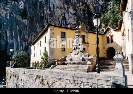 Covadonga, Spanien - 31. März 2019: Kloster von Covadonga. Das Heiligtum von Covandonga ist ein Monument zum Gedenken an die Schlacht von Covadonga, die sein Stockfoto