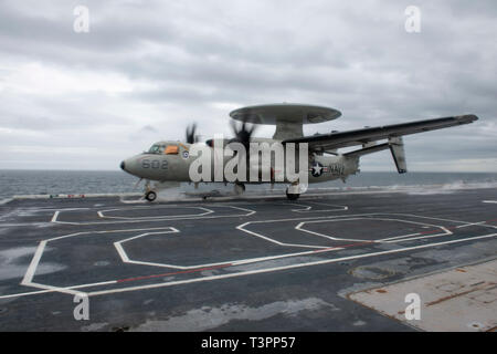 190409-N-QD 512-0252 ATLANTIK (April 9, 2019) eine E-2 CC Hawkeye Frühwarn- und Kampfflugzeug, das crewtops' von Airborne Early Warning Squadron (VAW) 123 zugewiesen ist, auf dem Flugdeck der Flugzeugträger USS Dwight D. Eisenhower (CVN 69). Ike ist unterwegs die Durchführung von Flight Deck Zertifizierung Während die grundlegende Phase der optimierten Flotte Notfallplan (OFRP). (U.S. Marine Foto von Mass Communication Specialist 3. Klasse Kaleb Sarten) Stockfoto