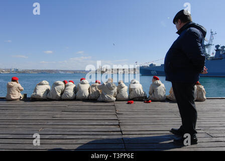 Sewastopol. Krim/Russland-3.18. 2019. Сelebration zum Jahrestag der russischen Krim Annexion Militär Armee parade Rallye Gruppe junger scout Jugendliche i Stockfoto