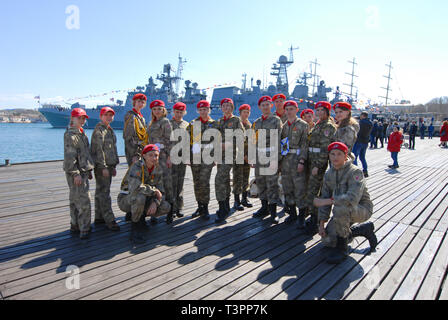 Sewastopol. Krim/Russland-3.18. 2019. Сelebration zum Jahrestag der russischen Krim Annexion Militär Armee parade Rallye Gruppe junger scout Jugendliche i Stockfoto