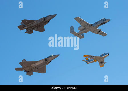 Us Air Force Maj. Paul "Loco" Lopez, F-22 Demo Team Pilot-/Commander, fliegt der Raptor in der Ausbildung neben der F-35A Lightning II, A-10 Thunderbolt II C und F-86 Sabre während der Thunder & Lightning über Arizona air show in Davis-Monthan Air Force Base, Ariz., 23. März 2019. Diese seltene 4-schiff Air Force Heritage Formationsflug empfohlene des Koreanischen Krieges F-86 Sabre neben drei moderne Flugzeuge. (U.S. Air Force Foto von 2 Leutnant Samuel Eckholm) Stockfoto