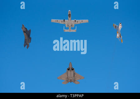 Us Air Force Maj. Paul "Loco" Lopez, F-22 Demo Team Pilot-/Commander, fliegt der Raptor in der Ausbildung neben der F-35A Lightning II, A-10 Thunderbolt II C und F-86 Sabre während der Thunder & Lightning über Arizona air show in Davis-Monthan Air Force Base, Ariz., 23. März 2019. Diese seltene 4-schiff Air Force Heritage Formationsflug empfohlene des Koreanischen Krieges F-86 Sabre neben drei moderne Flugzeuge. (U.S. Air Force Foto von 2 Leutnant Samuel Eckholm) Stockfoto