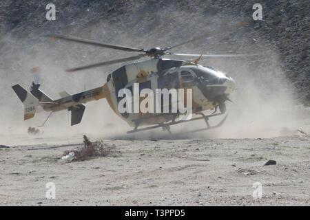 UH-72A Lakota "Sokol" mit der 916Th Support Brigade Erlös als Beweis für die ausbauschritte der Troopers innerhalb des National Training Center, Fort Irwin, Calif., 9. März 2019 zu landen. Diese Veranstaltung war Taktiken für die ehegatten von 11 gepanzerten Kavallerie Troopers zu demonstrieren. Stockfoto