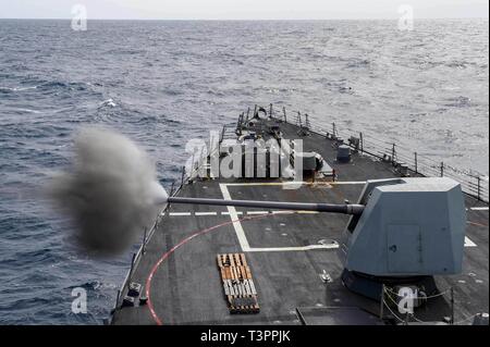 190406-N-UM 706-0048 ATLANTIK (6. April 2019) Der Arleigh-burke-Klasse geführte Anti-raketen-Zerstörer USS Nitze (DDG94) Brände eine Markierung 45 5-Zoll Pistole während einer Live-fire Übung. Nitze ist unterwegs als Teil von Abraham Lincoln Carrier Strike Group (ABECSG) Einsatz zur Unterstützung der Zusammenarbeit im Bereich der Sicherheit im Seeverkehr Bemühungen in den USA 5., 6. und 7 Flotte Verantwortungsbereiche. Mit Abraham Lincoln als Flaggschiff, bereitgestellt Streik Vermögenswerte des Konzerns gehören Personal, Schiffe und Flugzeuge von Carrier Strike Group 12 (CSG 12), Destroyer Squadron 2 (DESRON 2), USS Leyte Gulf (CG55) und Carrier Air Wing Sieben (CVW Stockfoto