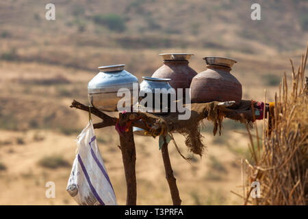 Morgen Aktivitäten in Pushkar Camel Fair (Pushkar Mela), häufig Menschen in Indien mit irdenen Topf (Matka) für Trinkwasser Stockfoto