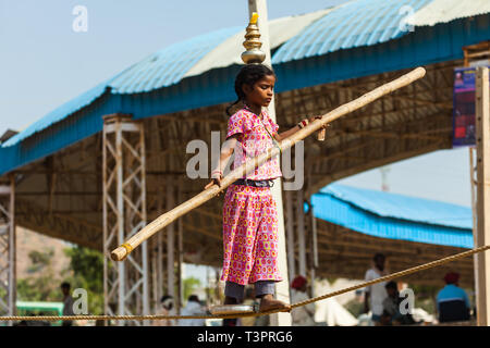 PUSHKAR, INDIEN - November 21, 2012: kleine indische Mädchen equilibrist auf dem Seil. Pushkar Camel Fair. Pushkar, Rajasthan Indien Stockfoto