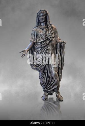 Roman Bronze staue des Augustus Caesar als Pontifex Maximus, späten ersten Jahrhundert B.C, Neapel Nationalen Archäologischen Museum, grau Art Hintergrund Stockfoto