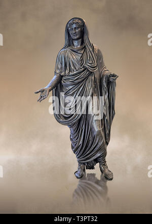 Volle Länge Frontalansicht des Römischen Bronze staue des Augustus Caesar als Pontifex Maximus, späten ersten Jahrhundert B.C, Neapel Nationalen Archäologischen Museum Stockfoto