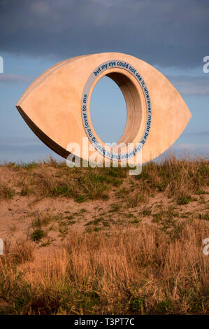 "Das Auge" des Bildhauers Stephen Broadbent, Littlehaven Promenade, South Shields Stockfoto