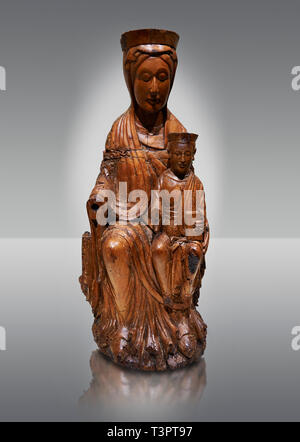 Gotische Holz Statue der Jungfrau Maria und Kind. Polychrome Holzschnitzerei mit lackiertem Metall-Beschichtung. Datum - im ersten Quartal des 13. Jahrhunderts. Natio Stockfoto