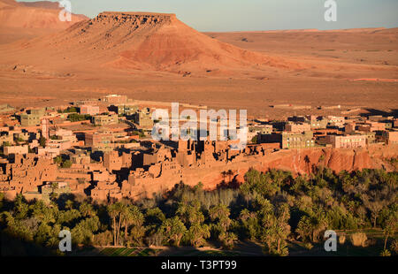 Alten Berberdorf bei Sonnenuntergang. Tamellalt in Atlas Mountains region in Marokko Stockfoto