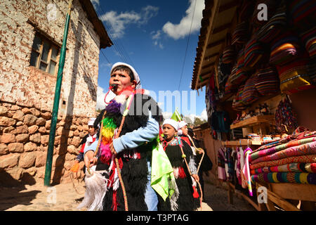 CUSCO, PERU - 15. Juni 2017. Kinder in traditioneller Kleidung während der Feierlichkeiten zum Inti Raymi Fest. Stockfoto