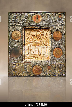 Mittelalterliche christliche Symbol Reliefs, die Szenen aus der Krippe, eine zentrale Elfenbein Panel durch geschlagen silbernen Rand umgeben. Aus Konstantinopel, 11. Stockfoto