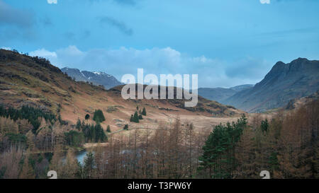 Atemberaubenden Sonnenaufgang Landschaft Bild von blea Tarn in England Lake District mit Langdales Bereich im Hintergrund Stockfoto