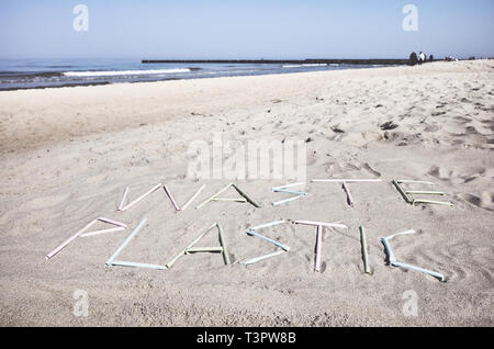 Kunststoffabfälle Wort aus Kunststoff Strohhalme auf Sand, Farbe getonte Bild, selektive konzentrieren. Stockfoto