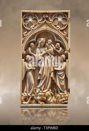Mittelalterlichen gotischen Elfenbein diptychon mit der Darstellung der Jungfrau mit dem Kind, in Paris im ersten Viertel des 14. Jahrhunderts gemacht. inv11097, das Louvre Museum, Stockfoto