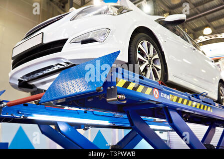 Weißes Auto auf den Lift im Auto Service Werkstatt Stockfoto