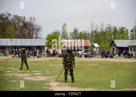 Indische paramilitärischen Männer gesehen stehen auf der Hut, den sie während der Stimmabgabe. Abstimmung begann für zwei Sitze im indischen Kaschmir unter fester Sicherheit und ein boykottaufruf von Separatisten. Bewaffnete Polizei und paramilitärischen Soldaten in Aufruhr Zahnräder bewacht die Wahllokale und Straßen in der Nähe an. Stockfoto