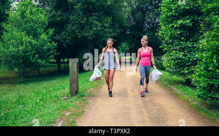 Zwei Mädchen tun plogging Stockfoto