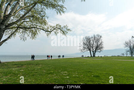 Aarbon, SG/Schweiz - April 7, 2019: Touristen und Einheimischen einen schönen Frühlingstag genießen am Bodensee in der Schweiz Stockfoto