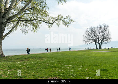 Aarbon, SG/Schweiz - April 7, 2019: Touristen und Einheimischen einen schönen Frühlingstag genießen am Bodensee in der Schweiz Stockfoto