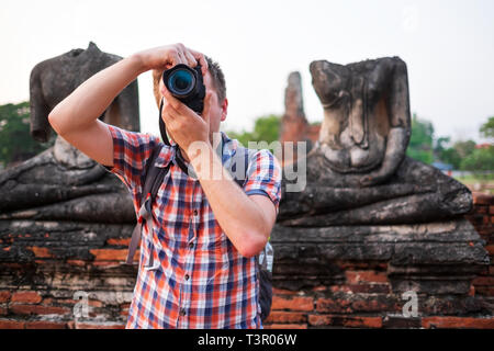 Kaukasische Mann ein Foto auf einer Reise in Asien Stockfoto