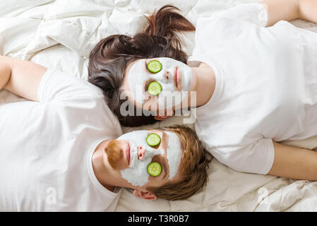 Paar erste Hausgemachte Gesichtsmaske Stockfoto