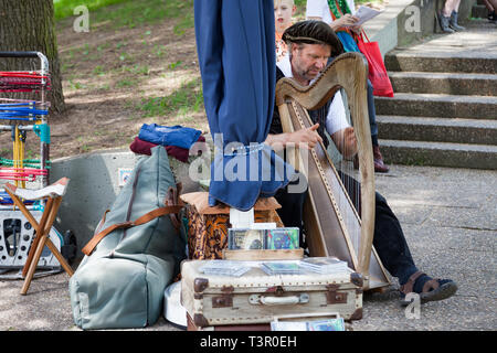 Kassel, Deutschland - 15. Juni 2017: Harfe spielen Straßenmusiker in Kassel. Stockfoto