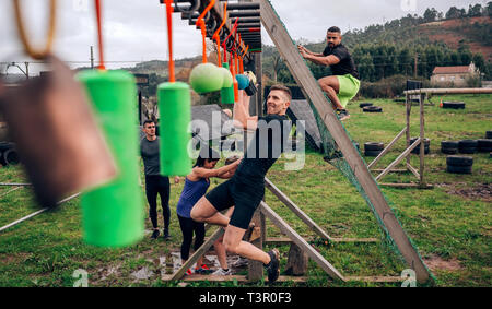 Teilnehmer Hindernisparcours suspension tun Stockfoto