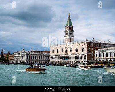 Venedig - Eingang zum Markusplatz, St Mark's Campanile und Dogenpalast vom Grand Canal Stockfoto