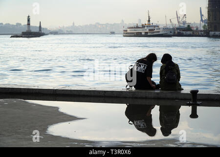 Istanbul, Türkei - 6 September, 2018: die Freundschaft von zwei jungen türkischen Frauen, eine von ihnen trägt ein T-Shirt und schreiben Sie nicht in Panik. Stockfoto