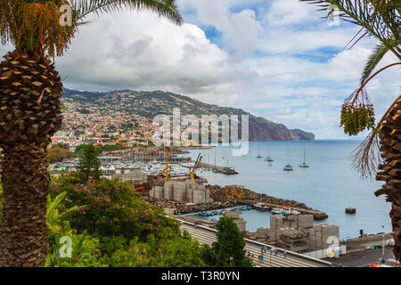 FUNCHAL, Deutschland - CA. OKTOBER, 2014: Hafen von Funchal auf der Insel Madeira, Portugal Stockfoto