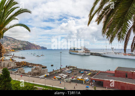 FUNCHAL, Deutschland - CA. OKTOBER, 2014: Hafen von Funchal auf der Insel Madeira, Portugal Stockfoto