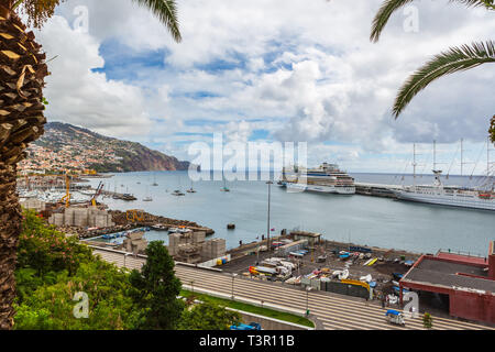 FUNCHAL, Deutschland - CA. OKTOBER, 2014: Hafen von Funchal auf der Insel Madeira, Portugal Stockfoto