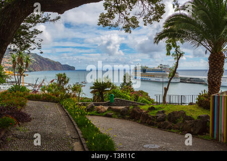 FUNCHAL, Deutschland - CA. OKTOBER, 2014: Hafen von Funchal auf der Insel Madeira, Portugal Stockfoto