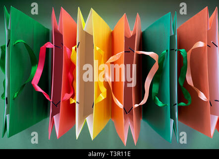 Blick von oben auf die verschiedenfarbige Säcke aus Papier von einem Speicher auf einen farbigen Hintergrund. Mockup für Design Stockfoto