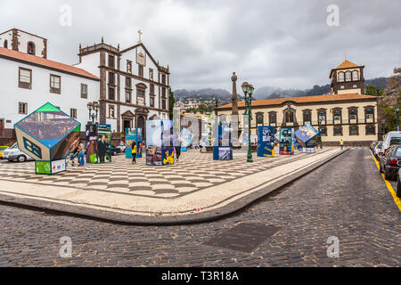 FUNCHAL, Deutschland - ca. Oktober 2013: Rathaus und Plaza Praca do Municipio von Funchal auf der Insel Madeira, Portugal Stockfoto