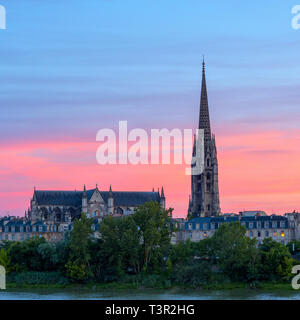 Wunderschöne Aussicht auf die Basilika von Saint Michel bei Sonnenuntergang Zeit, Bordeaux, Frankreich. Stockfoto