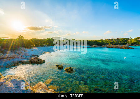 Spiaggia Capriccioli, Strand von Emerald Küste bei Sonnenuntergang, Osten Insel Sardinien, Italien Stockfoto