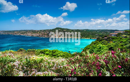 Landschaft mit Blick auf das Meer und die Küste von Santa Teresa di Gallura im Norden Insel Sardinien, Italien Stockfoto