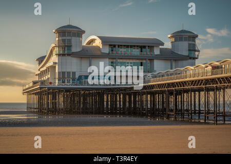 Weston-super-Mare, Somerset, England, Großbritannien - 04 Oktober, 2018: Blick über den Strand und die Grand Pier Stockfoto