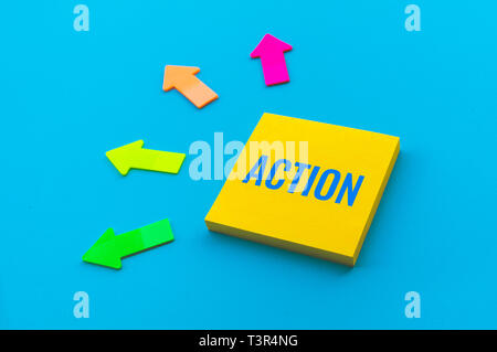 Aktionsplan Konzepte mit Text auf Briefpapier und Pfeil. Business Richtung Stockfoto